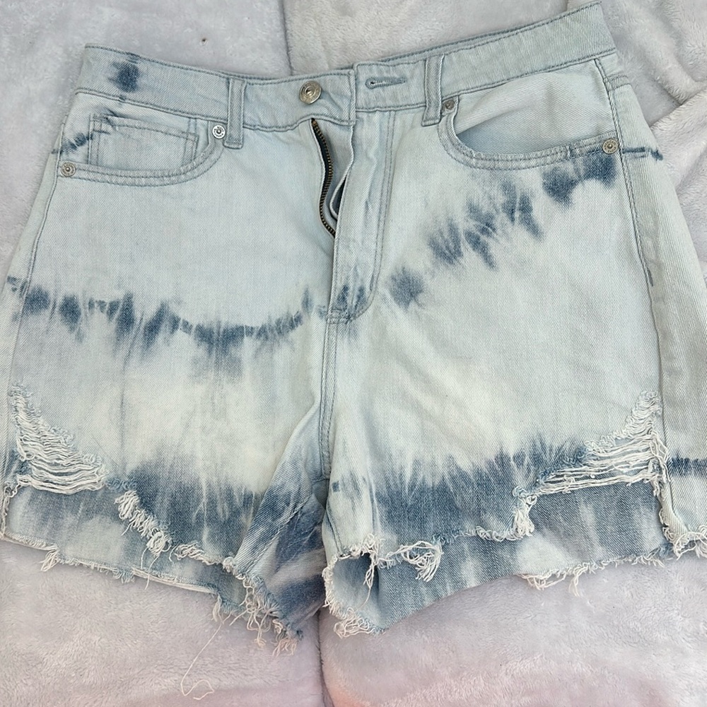 American Eagle denim shorts. Slight tie dye pattern. Size 6.